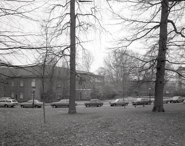 70116 Gezicht op een deel van het plantsoen aan het Servaasbolwerk te Utrecht, vanuit het zuidoosten. links op de ...